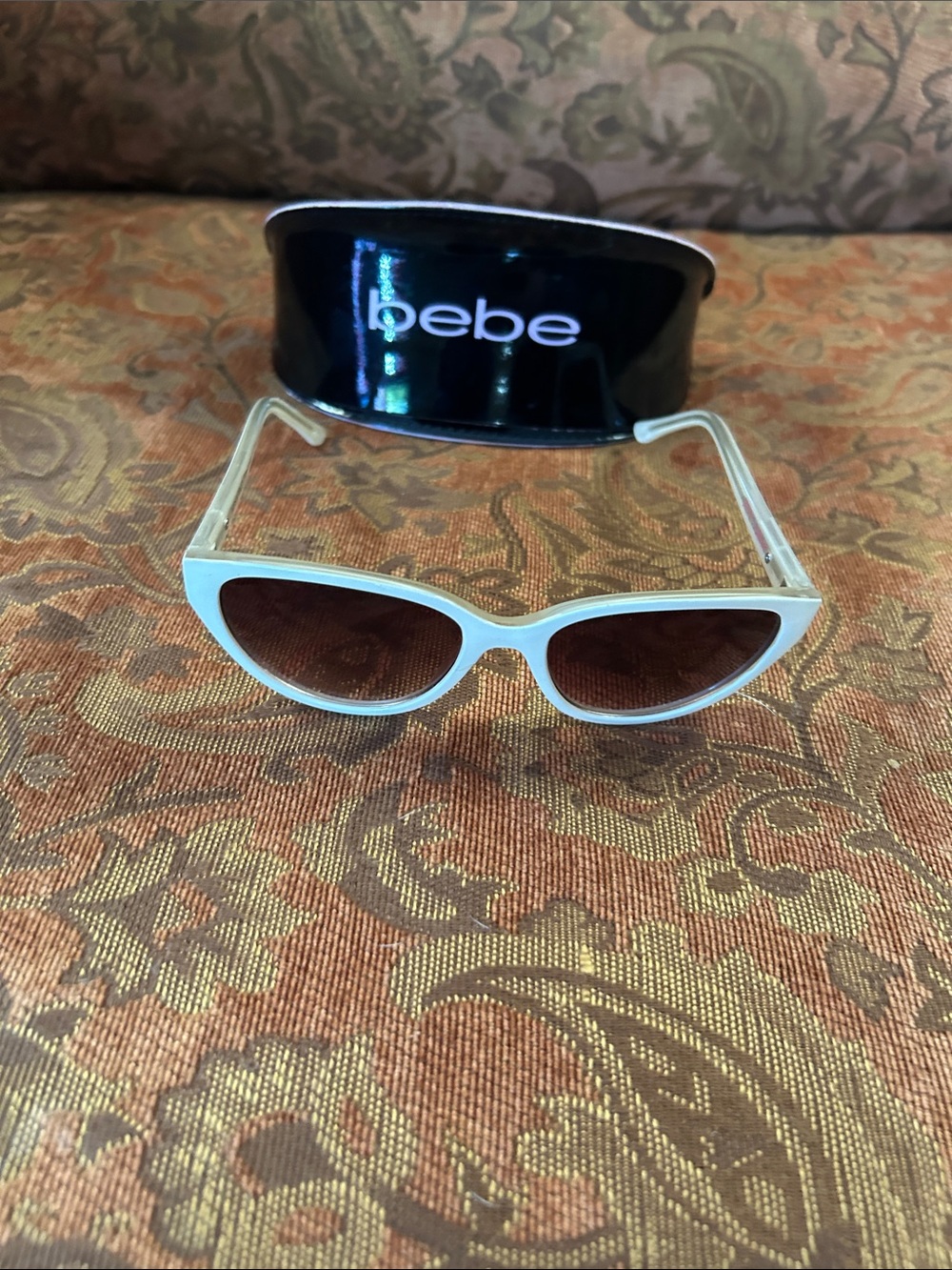 10+ Betsey Johnson White Cat-Eye Sunglasses w/ Brown Lenses includes bebe Case